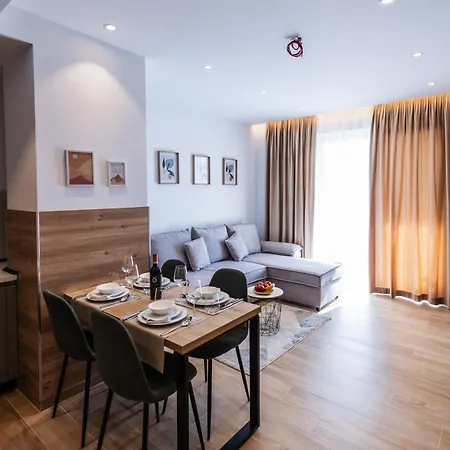 Blutique & Balconies Apartment *