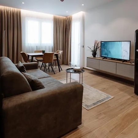 Blutique & Balconies 골렘