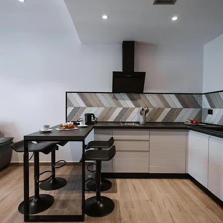 Blutique & Balconies * 골렘