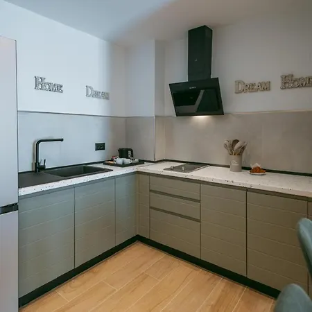 Blutique & Balconies Apartment